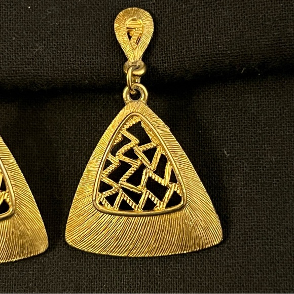 Vintage Gold Tone Clip on Earrings - Picture 4 of 8